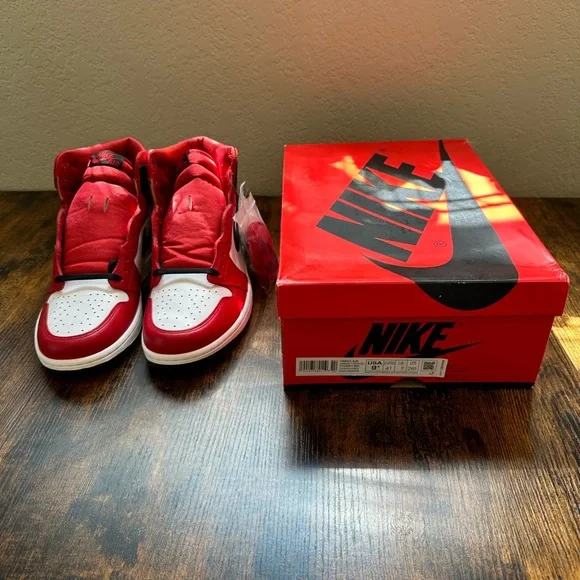 Nike Women’s Jordan 1 High OG Shoes - Size 9.5 - Picture 2 of 8